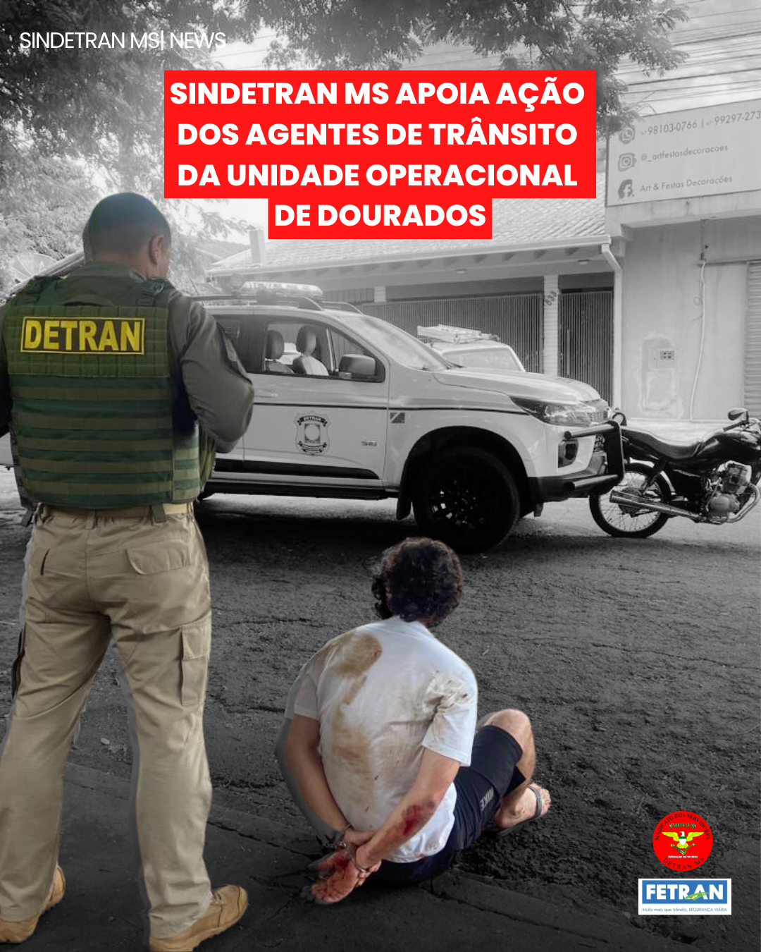 Imagem de fundo em preto e branco, com #SindetranNews no canto superior esquerdo, escrito centralizado acima "Sindetran MS apoia ação dos Agentes de Trânsito da Unidade Operacional de Dourados", com a imagem do carro do Detran e uma motocicleta, um servidor público do Detran de costas ao lado de um homem sentado de costas, com as mãos presas para trás. 